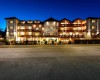Jasno oświetlony budynek hotelu nocą.