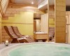 Luksusowe spa z drewnianymi leżakami i jacuzzi.