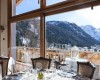 Restauracja z widokiem na zaśnieżone góry.