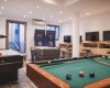 Sala gier z bilardem, piłkarzykami, air hokejem i konsolami do gier wideo.