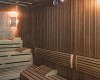 Wnętrze drewnianej sauny z ławkami i oświetleniem ścian.