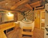 Przytulna drewniana sauna z jacuzzi i miejscem do siedzenia w rustykalnym stylu.