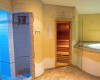 Strefa wellness z prysznicem parowym, sauną i jacuzzi.