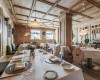 Przytulna restauracja urządzona w drewnianym stylu z nakrytymi stołami.