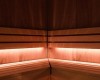 Drewniana sauna z przyciemnionym oświetleniem.