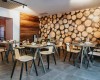 Restauracja z nowoczesnym wnętrzem i drewnianą dekoracją na ścianie.