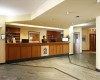 Recepcja w hotelowym holu z drewnianym blatem.