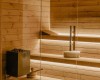 Drewniana sauna z ławką i oświetleniem.