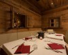 Stylowe drewniane wnętrze restauracji z przygotowanym stołem na fondue.