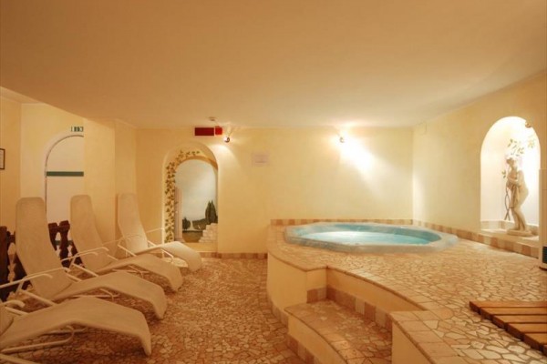Pokój relaksacyjny z leżakami i jacuzzi.