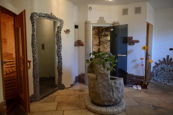 Luksusowe spa z kamienną dekoracją i sauną.