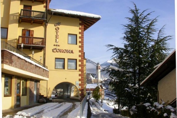 Budynek hotelu z napisem 