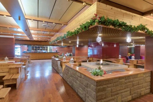 Wnętrze restauracji z drewnianymi meblami i ozdobami.