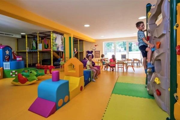 Hotel w zaśnieżonej górskiej scenerii z jasnym niebieskim niebem.