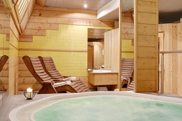 Luksusowe spa z drewnianymi leżakami i jacuzzi.