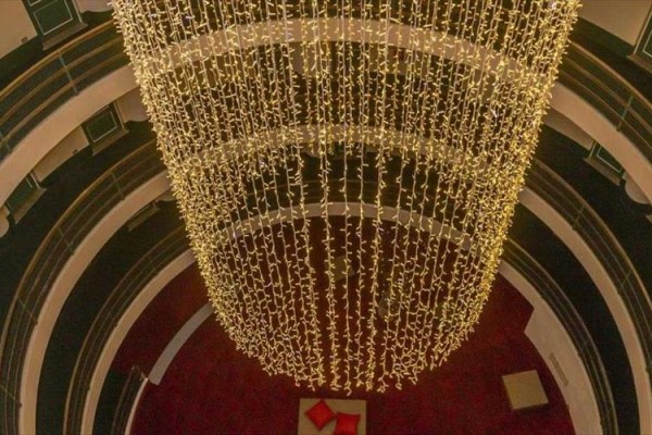 Duży żyrandol wiszący w okrągłym atrium.