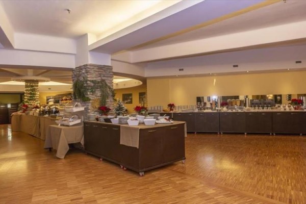 Bufetowa restauracja z bogato zastawionymi stołami.