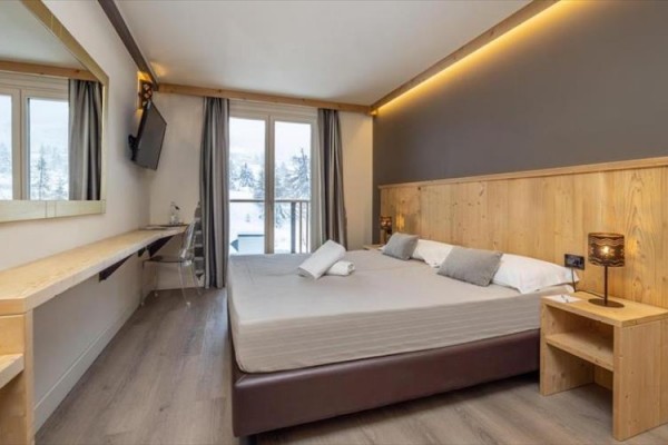 Nowoczesny pokój hotelowy z dużym łóżkiem i dużym oknem.