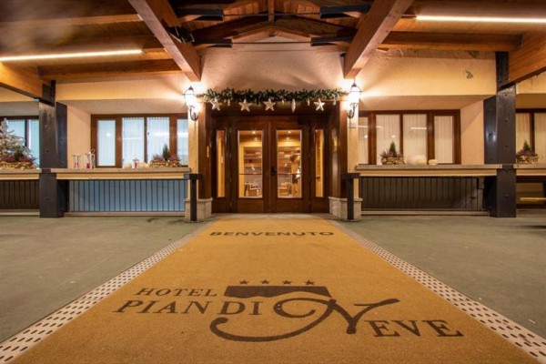 Wejście do hotelu z napisem 