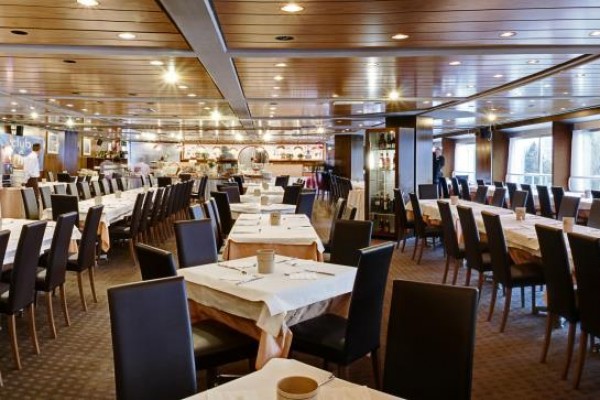 Restauracja z nakrytymi stolami i krzesłami.