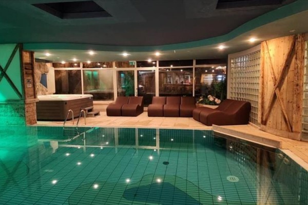Luksusowe spa z basenem i wygodnymi leżankami.