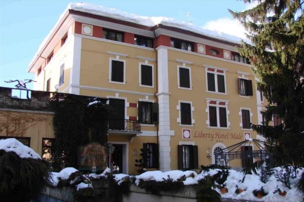 Budynek hotelu z napisem „Liberty Hotel Male” w śniegu.