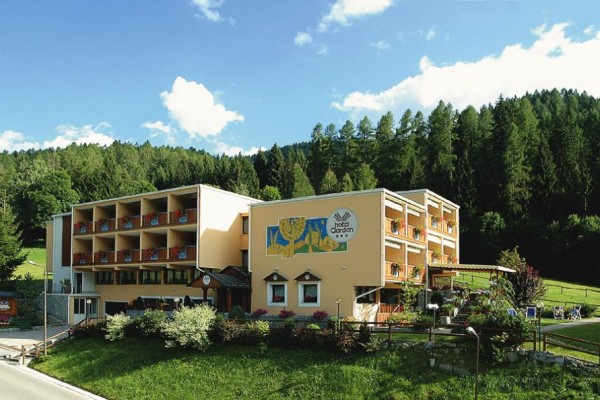 Hotel otoczony lasami i zielenią.