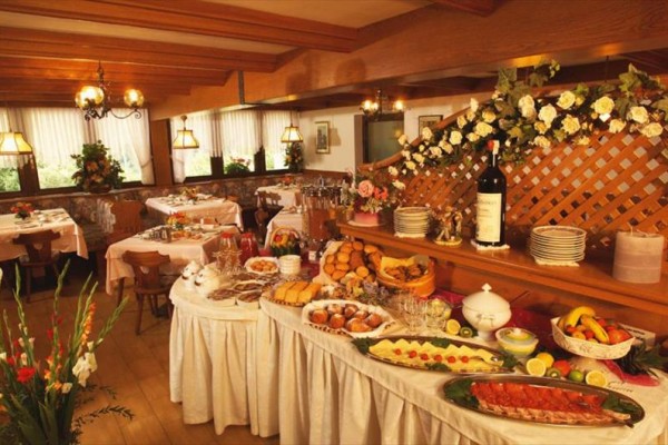 Uroczyście zastawiony stół z jedzeniem w eleganckiej restauracji.