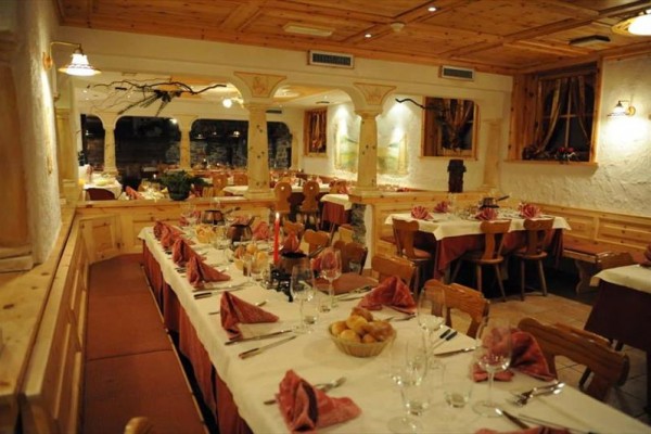 Rustykalna restauracja z drewnianymi stołami pięknie nakrytymi dla gości.