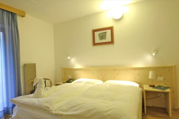 Hotel górski z parkingiem pokrytym śniegiem.