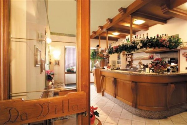 Nowoczesna restauracja z szarymi krzesłami i drewnianym sufitem.