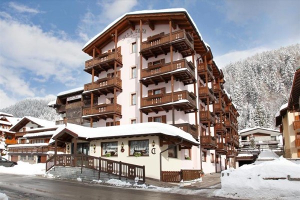 Górski apartament z zaśnieżonym krajobrazem.
