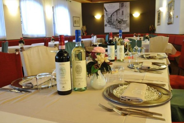 Restauracja z przygotowanym stołem z kieliszkami i butelkami wina.