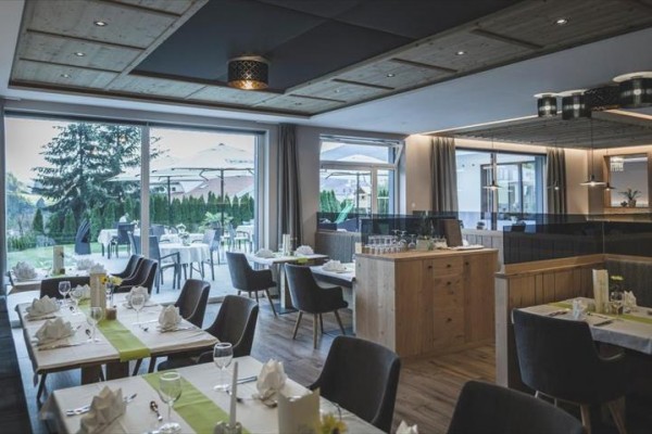 Elegancka restauracja z widokiem na zewnętrzny taras.