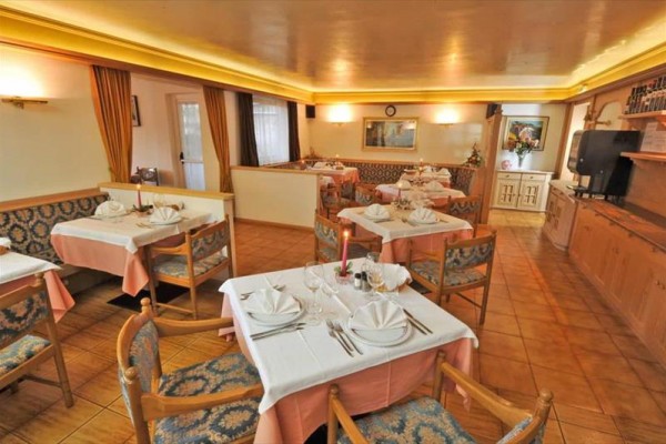 Restauracja z drewnianymi meblami i stołami gotowymi do serwowania.