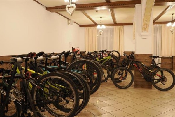 Parkowanie kilku rowerów górskich wewnątrz budynku.