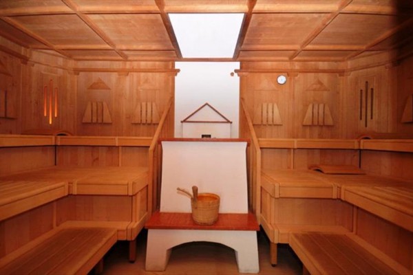 Nowoczesna sauna z drewnianym wnętrzem i ławkami.
