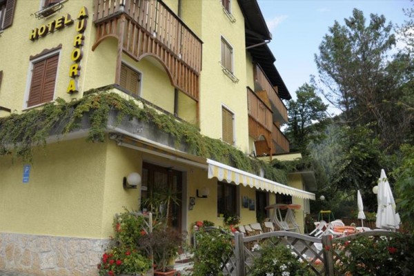 Żółty hotel z napisem 