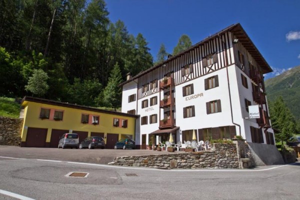 Hotel Europa z parkingiem, otoczony lasami i górami.