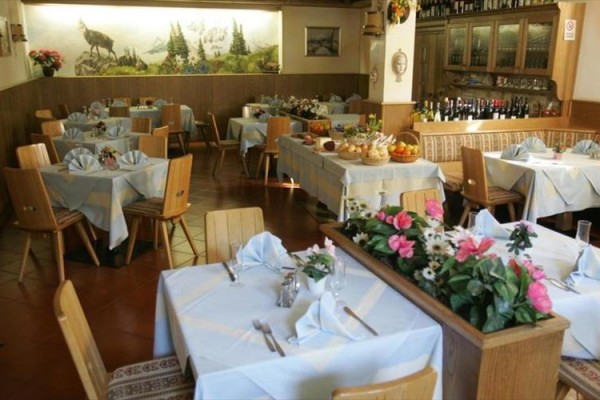 Restauracja z nakrytymi stolami i dekoracjami.