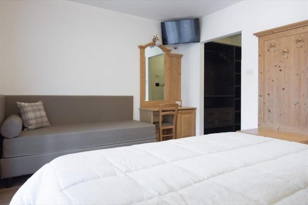 Nowoczesny hotel górski z drewnianą okładziną i balkonami.