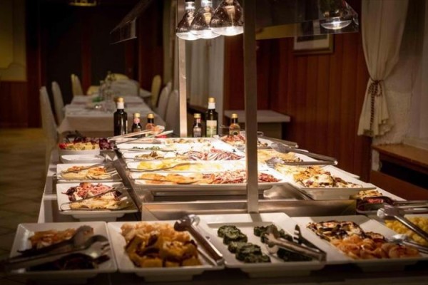 Bufetowy stół z różnorodnymi potrawami w restauracji.