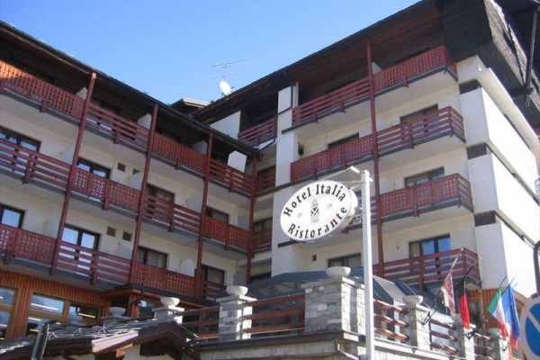 Budynek hotelu z balkonami i napisem 