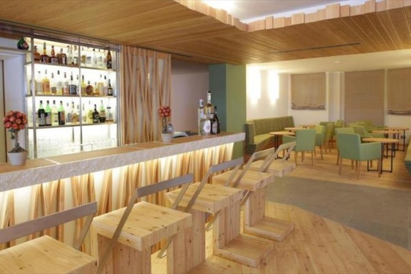 Nowoczesny bar z drewnianymi krzesłami i stołami.