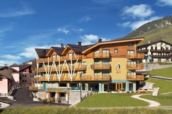 Górski hotel z drewnianymi balkonami na stoku.