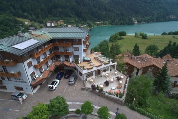 Hotel z widokiem na jezioro i lasy.  