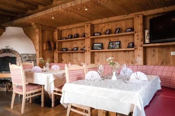 Restauracja w rustykalnym stylu z kominkiem i drewnianymi meblami.