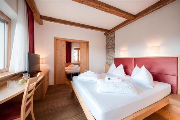 Pokój hotelowy z drewnianymi meblami i dużym łóżkiem.