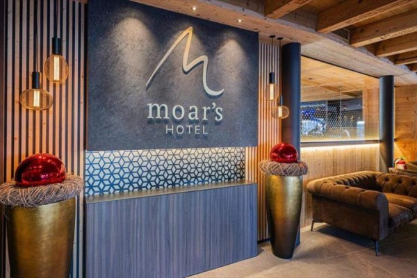 Recepcja hotelowa z napisem 