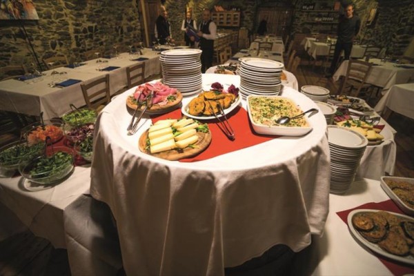Bufet stołowy z różnymi daniami gotowymi do podania w restauracji.